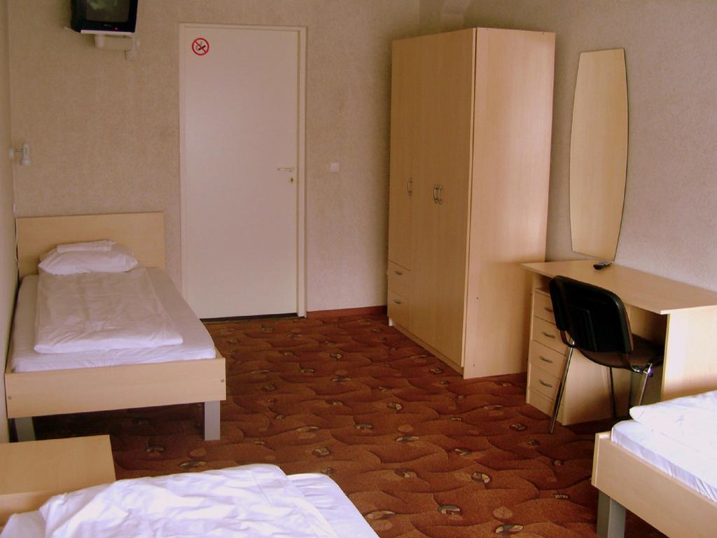 Eurohotel Maardu Habitación foto